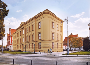 L'UNI office building with a time capsule