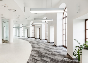First tenant in Plac Bankowy 1